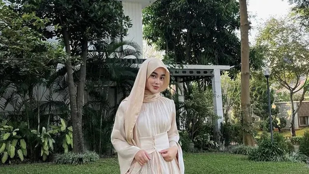 Gamis Layer Dengan Belt (Sumber instagram: @diniyaan)
