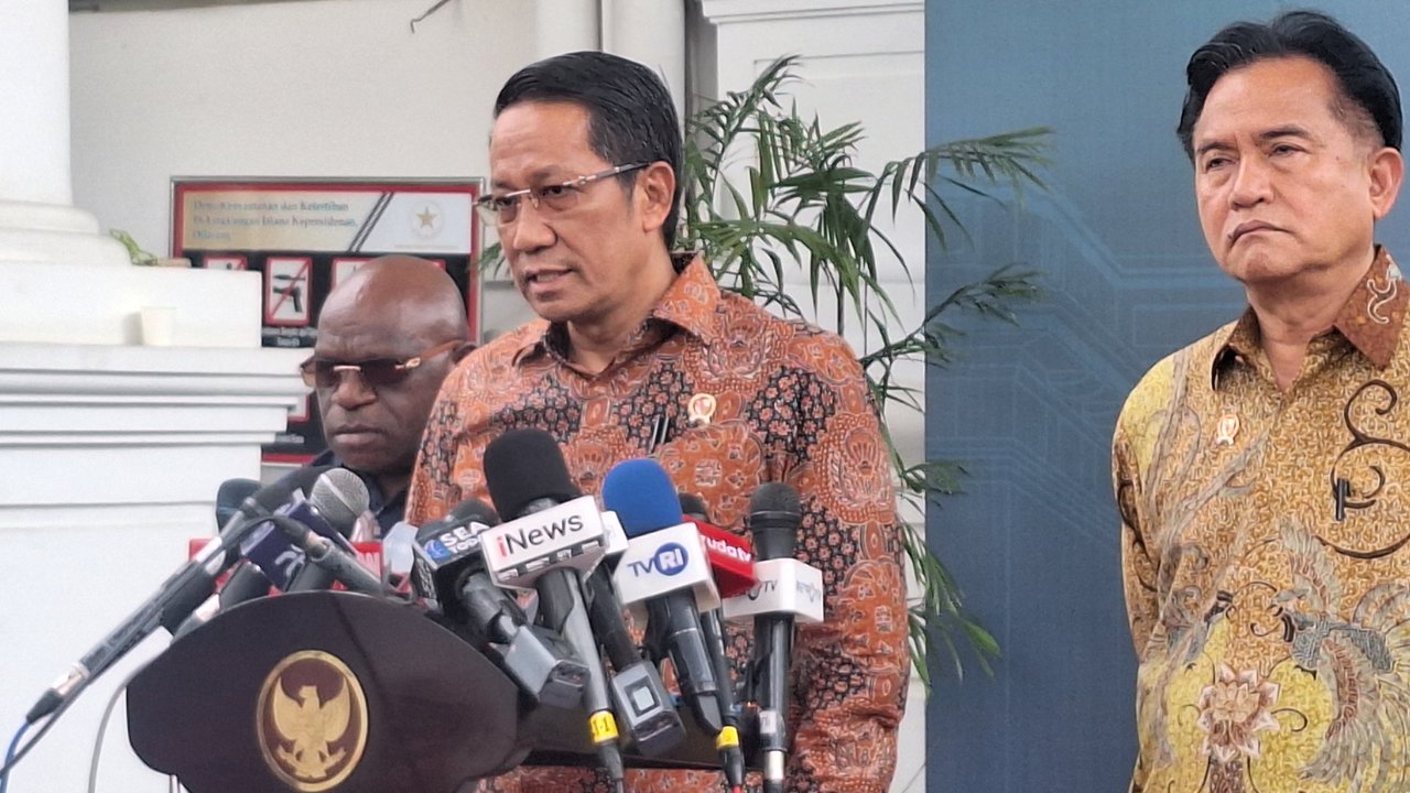 Menkum Supratman Andi Agtas (tengah) bersama Menko Kumham-Impas Yusril Ihza Mahendra (kanan) dan Menteri HAM Natalius Pigai (kiri) menyampaikan konferensi pers di Istana. (Liputan6.com/Lizsa Egeham)