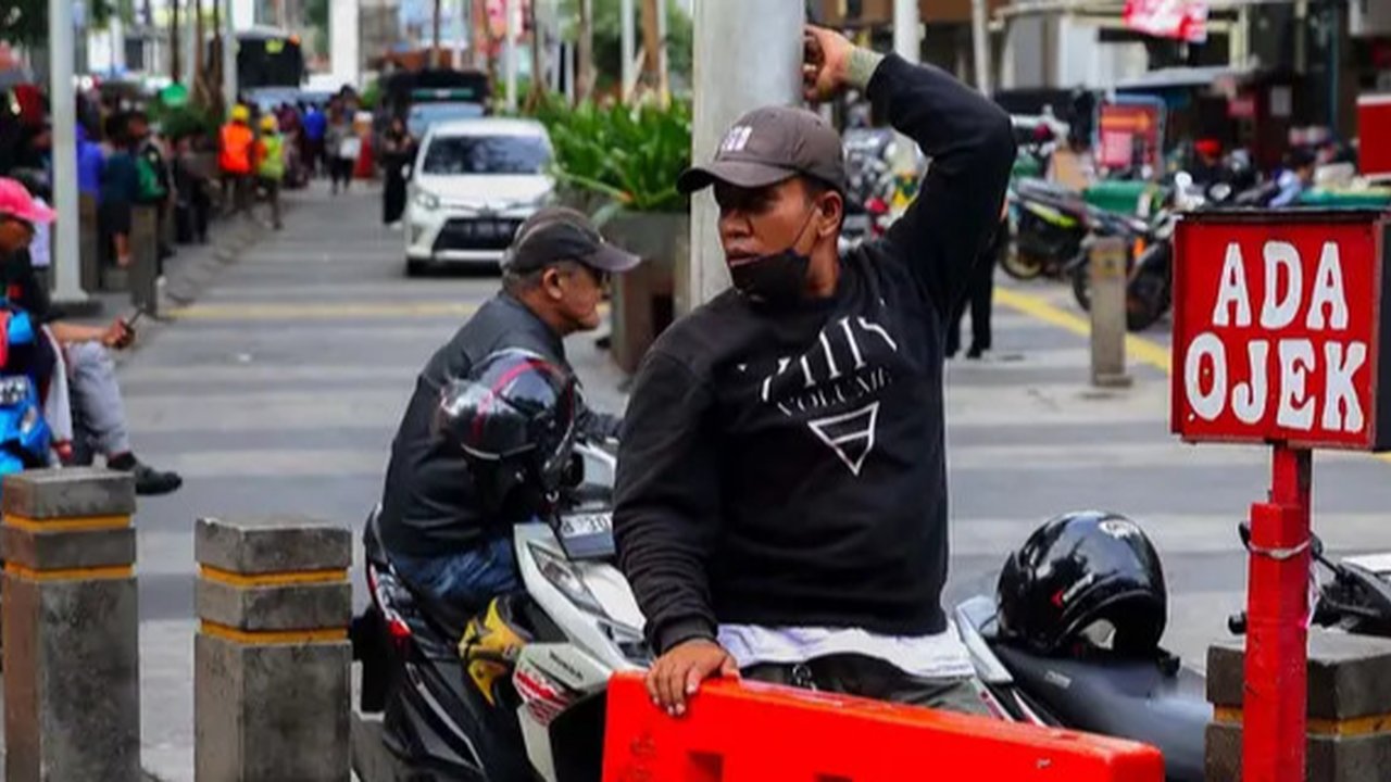 Menteri Usaha Mikro Kecil dan Menengah (UMKM) Maman Abdurrahman mengungkap bahwa Kementerian UMKM sedang menyiapkan skema strategi untuk mengakomodasi kebutuhan pengemudi ojek pangkalan. (Liputan6.com/Angga Yuniar)
