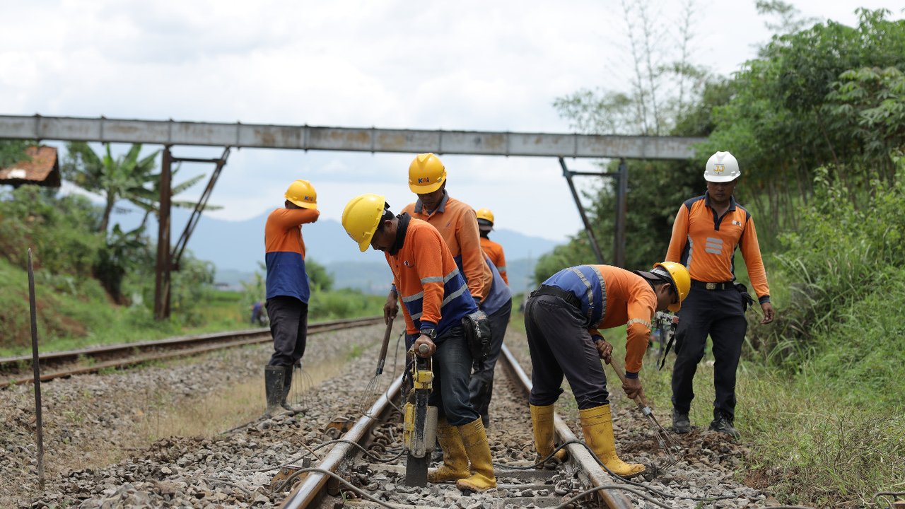 Perawatan jalur kereta api di Jawa Barat dilakukan oleh petugas menjelang masa angkutan Lebaran 2023. (sumber foto: Humas PT KAI Daop 2 Bandung)