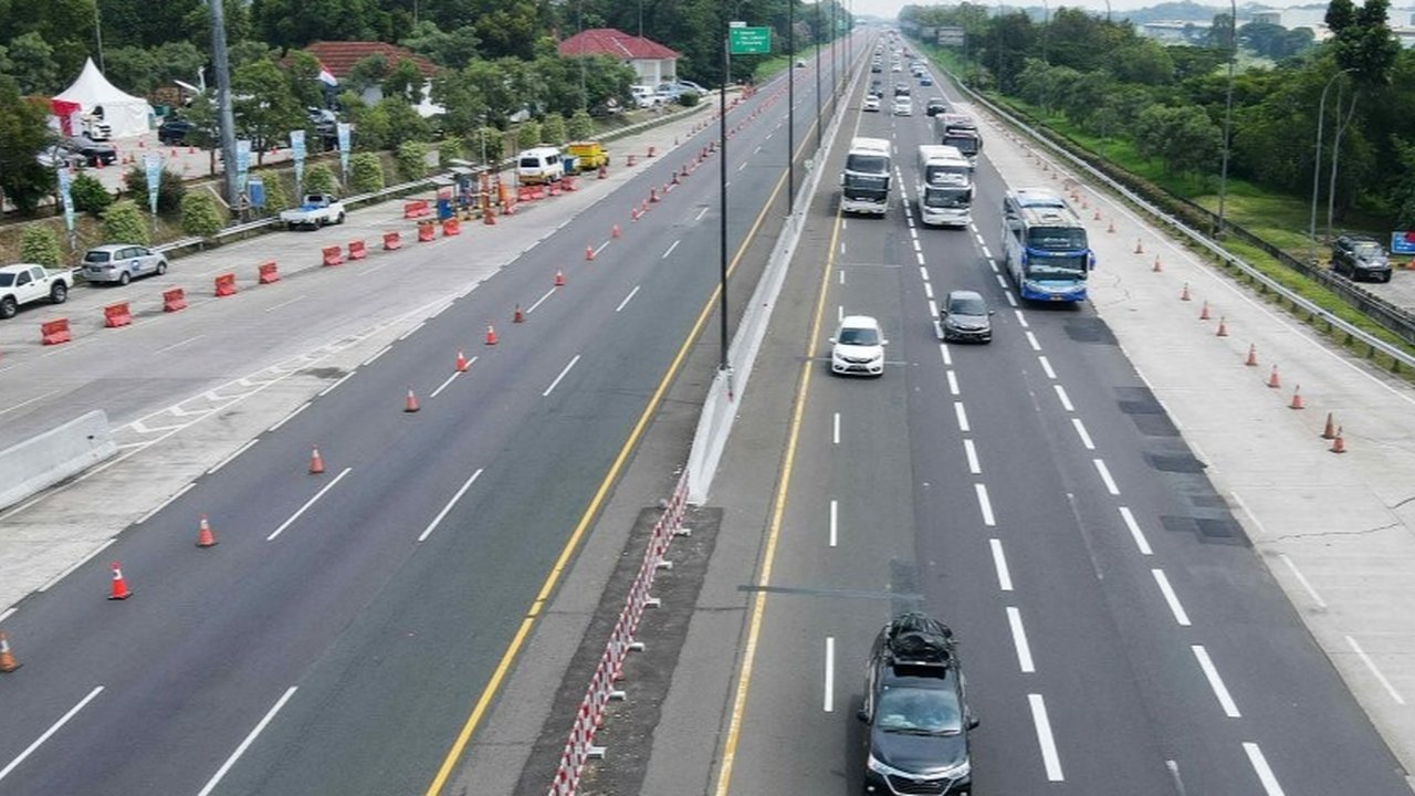 Foto udara sejumlah kendaraan pemudik  saat memasuki Gerbang Tol Cikampek Utama menuju arah Tol Cipali di Karawang, Jawa Barat, Senin (8/4/2024). Pada H-2 lebaran 2024, volume kendaraan tampak ramai lancar.