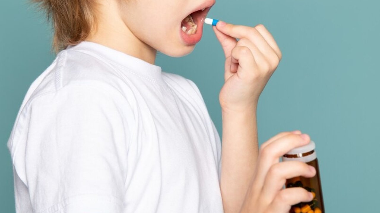 Ilustrasi Anak Minum Obat