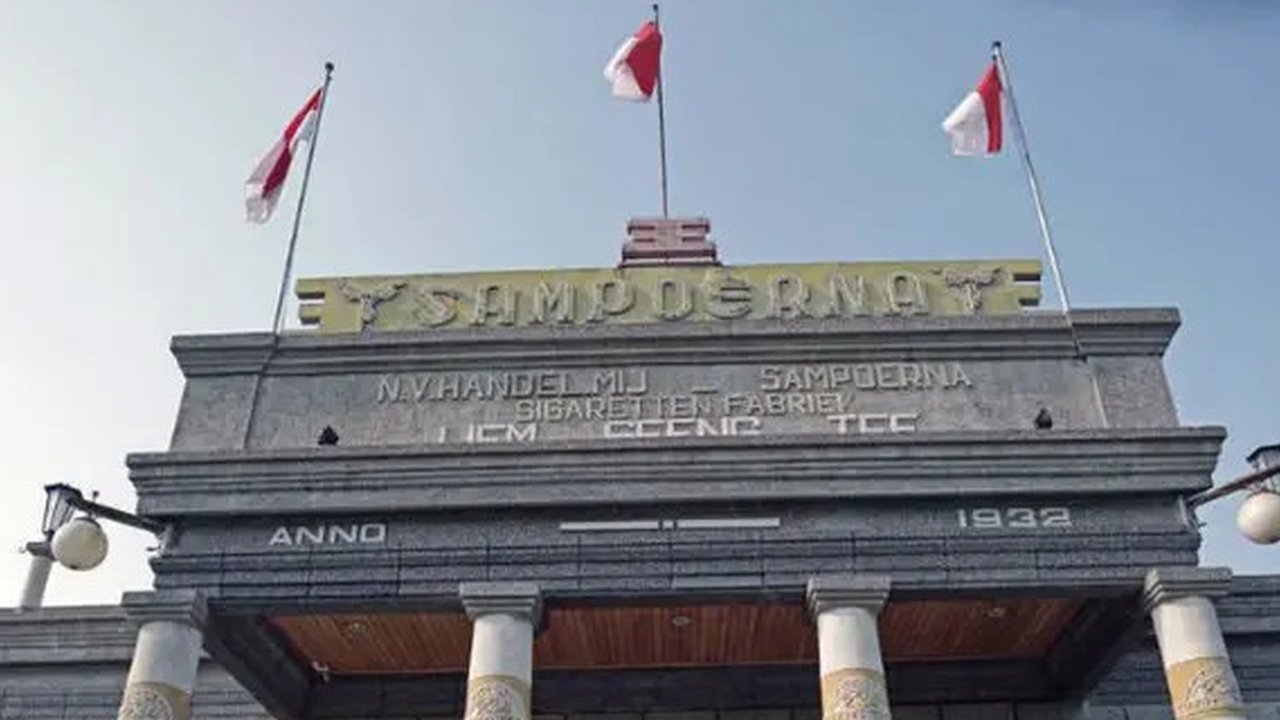 Pekerja menimbang rokok di Pabrik PT Hanjaya Mandala Sampoerna (HMSP)Tbk, Surabaya, Kamis (19/5). HMSP mendapat rekor MURI dengan kecelakaan kerja nihil selama 20 tahun (1996-2006). (AFP Phot