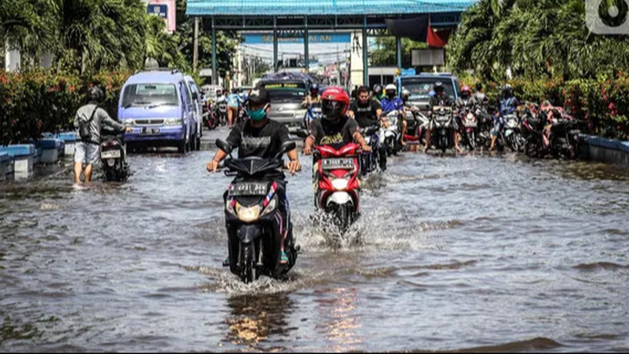 Dalam beberapa hari terakhir, kawasan pesisir Jakarta Utara seperti Muara Angke dan Muara Baru terkena musibah banjir rob. (merdeka.com/Arie Basuki)