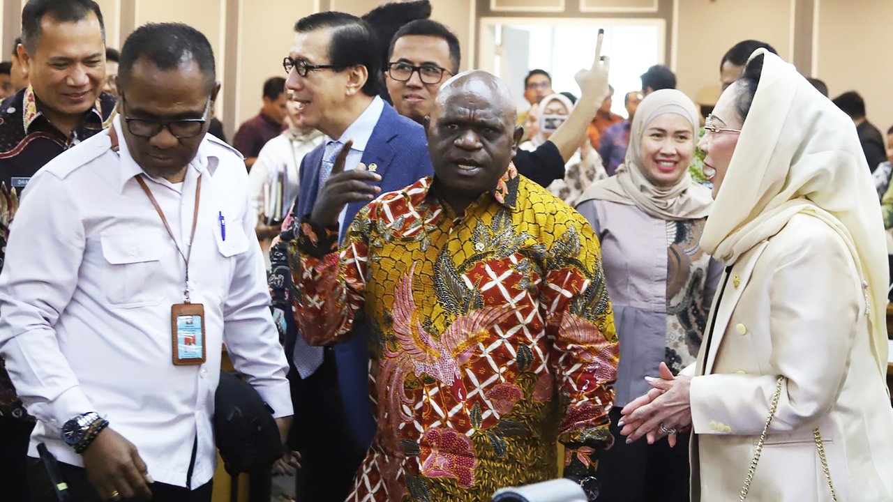 Saat rapat perdana bersama Komisi XIII DPR RI, pada Kamis (31/10/2024), Menteri Hak Asasi Manusia (HAM) Natalius Pigai juga menyampaikan penjelasan dan alasan pihaknya mengusulkan anggaran Rp 20 triliun. Ia menyebut, baru program sosialisasi saja sudah menghabiskan Rp 8,3 triliun. (merdeka.com/Arie Basuki)