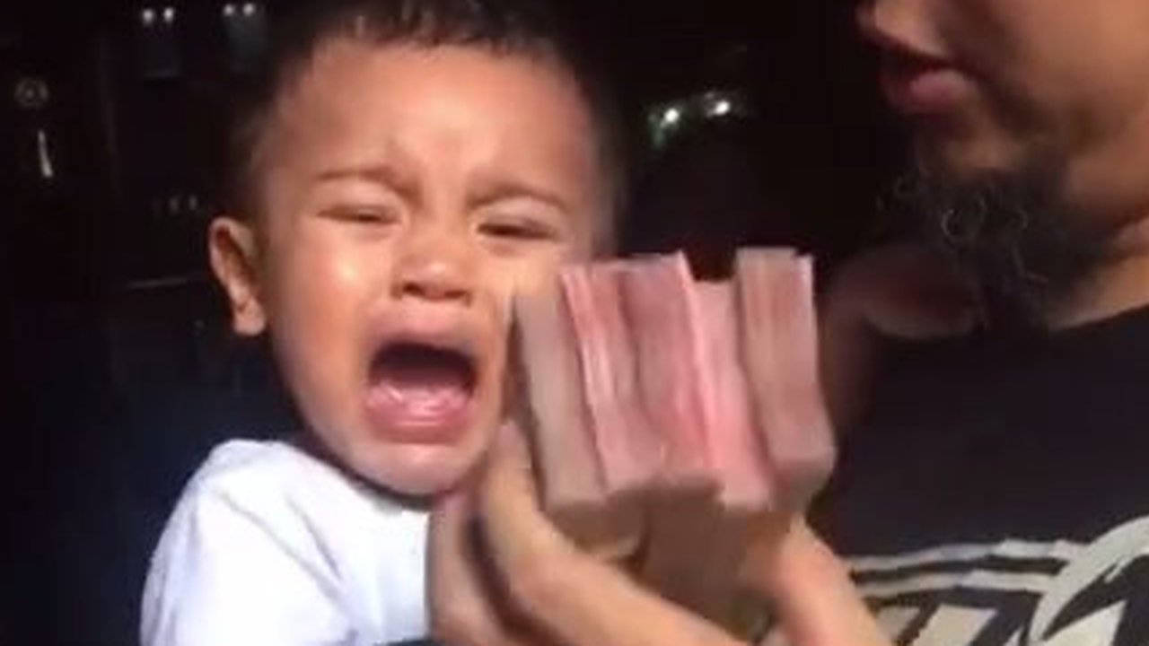 Mulan Jameela Unggah Video Kenangan Saat Muhammad Ali Masih Kecil, Nangis Digendongan Ahmad Dhani - Langsung Diam Diberi Beberapa Gepok Uang