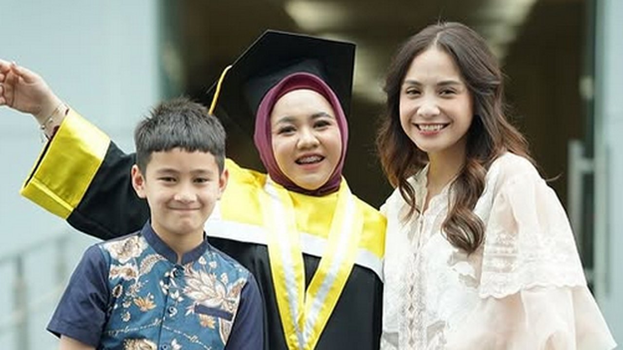 Cantiknya Nagita Slavina Hadiri Wisuda Lala Pengasuh Rafathar, Outfit Simple nan Anggun & Tenteng Tas Mungil