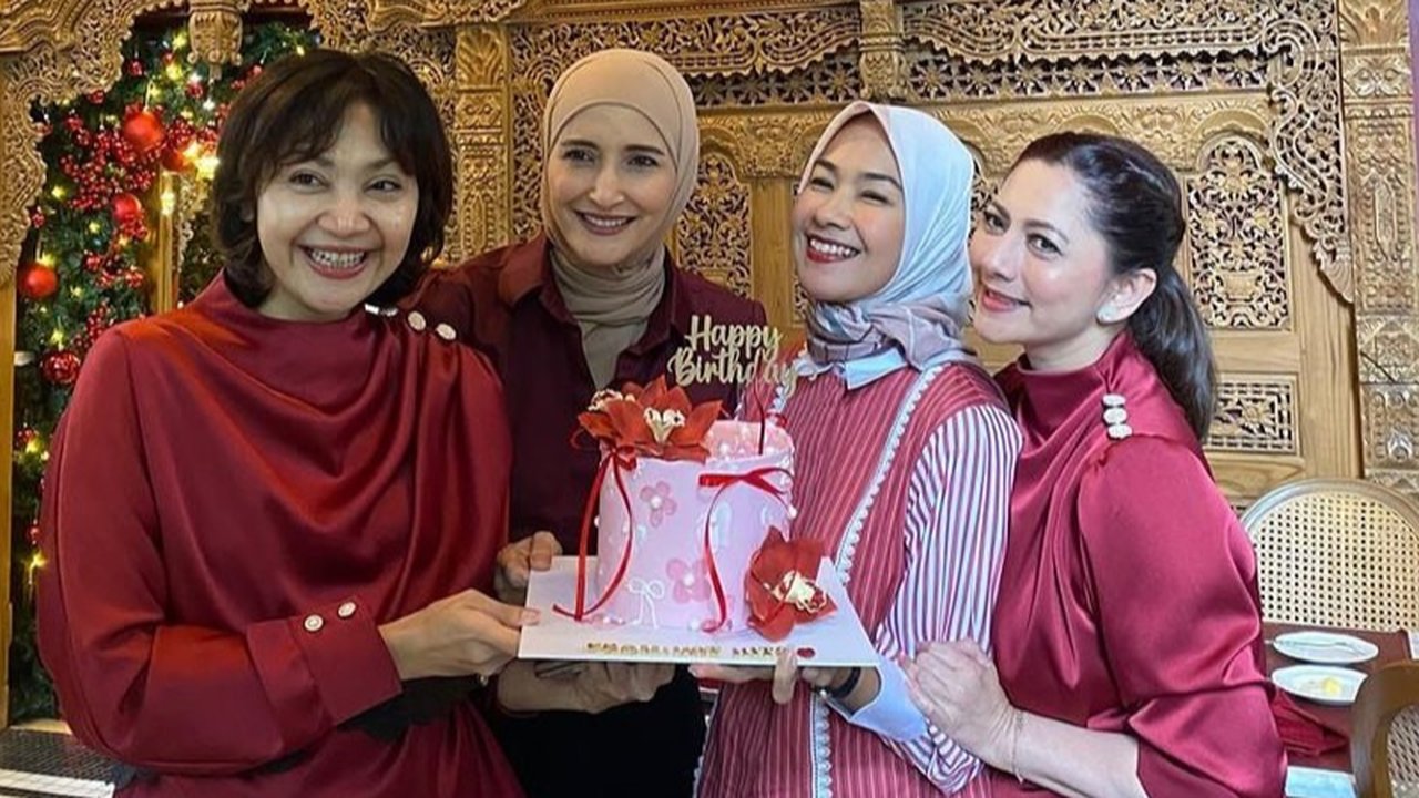 Rayakan ulang tahun di bulan yang sama, Inneke Koesherawati, Cut Keke, Windy Wulandari dan Alya Rohali tampak begitu bahagia. Wajah ceria terpancar saat mereka mendapatkan kejutan manis dari para sahabat.