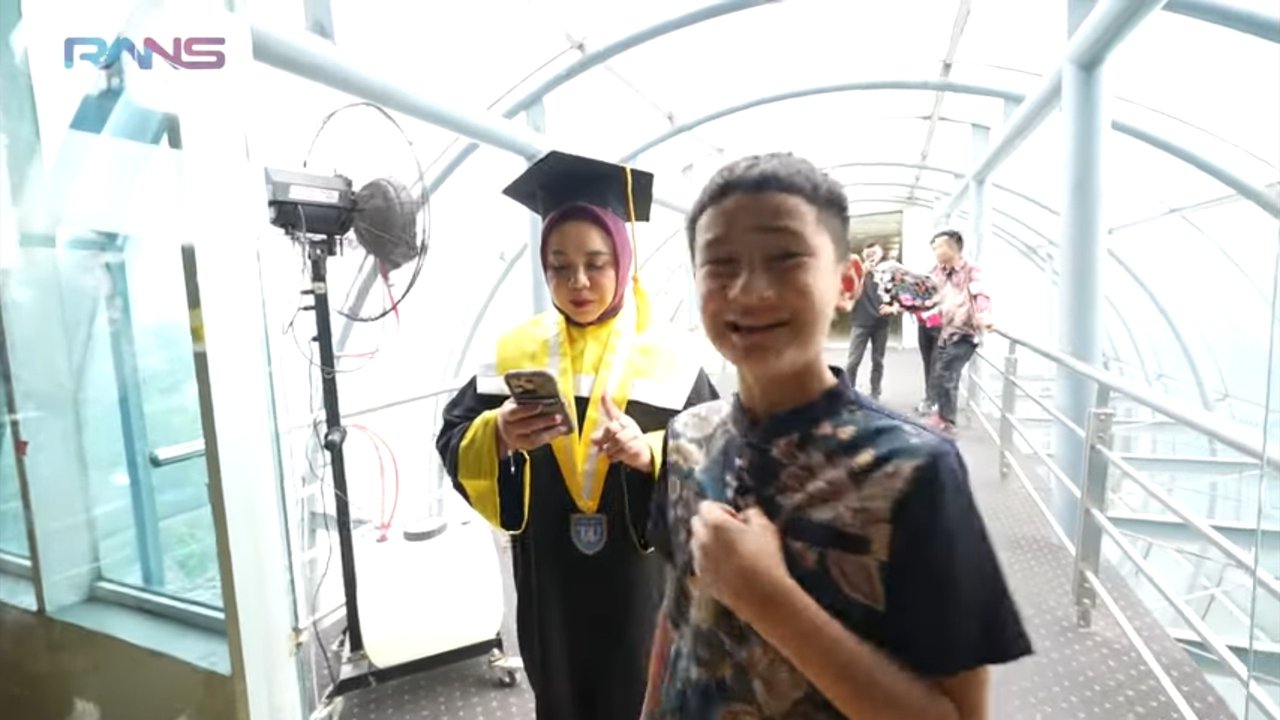 Disinggung Rafathar Soal Make Up Saat Wisuda, Lala 'Masa Mbak Lala Jelek? Gimana Sih, Repot Loh!'