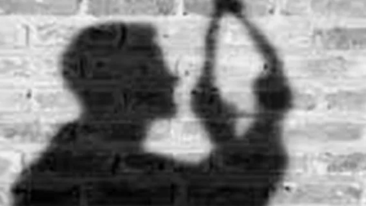 Belum diketahui penyebab cek cok pasangan suami istri ini.