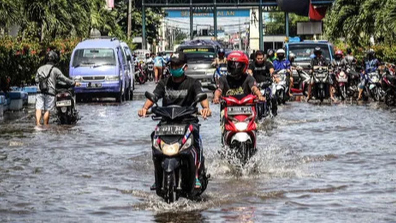 Dalam beberapa hari terakhir, kawasan pesisir Jakarta Utara seperti Muara Angke dan Muara Baru terkena musibah banjir rob. (merdeka.com/Arie Basuki)