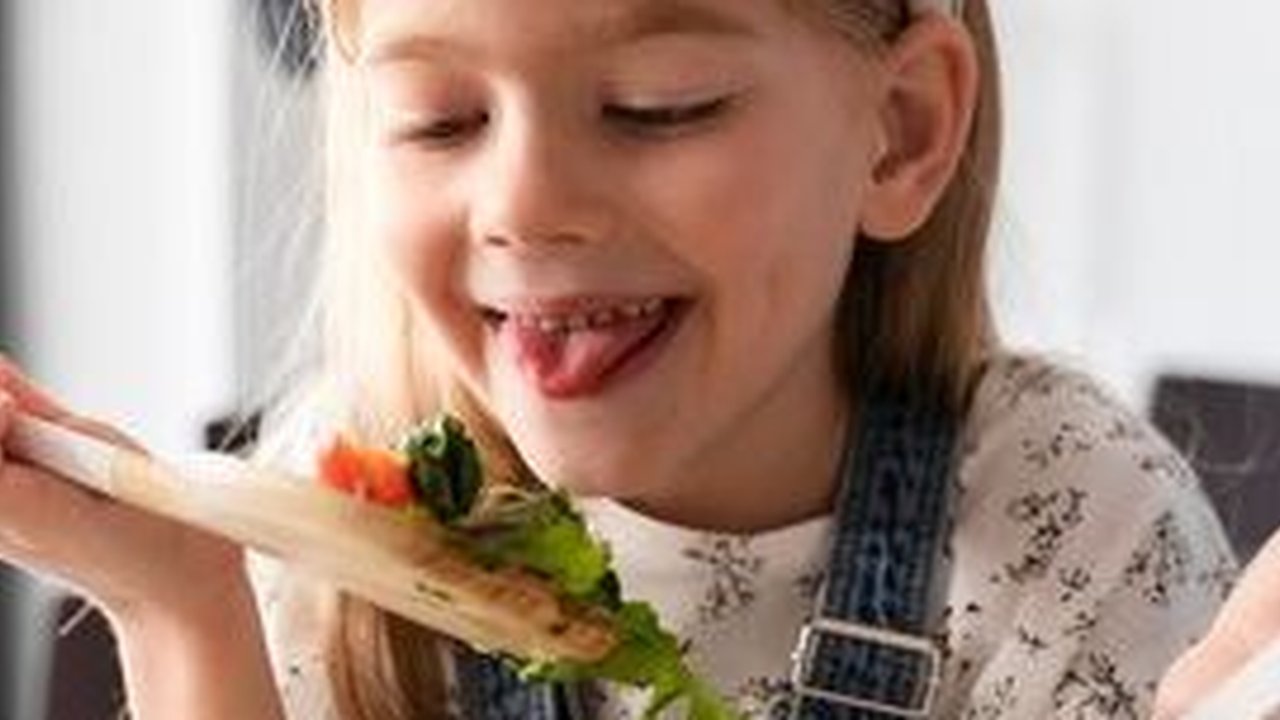 Ilustrasi Anak Makan