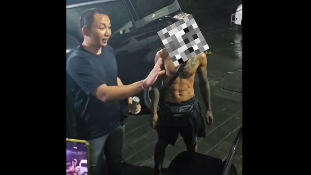 Pria di Bali panjat papan reklame