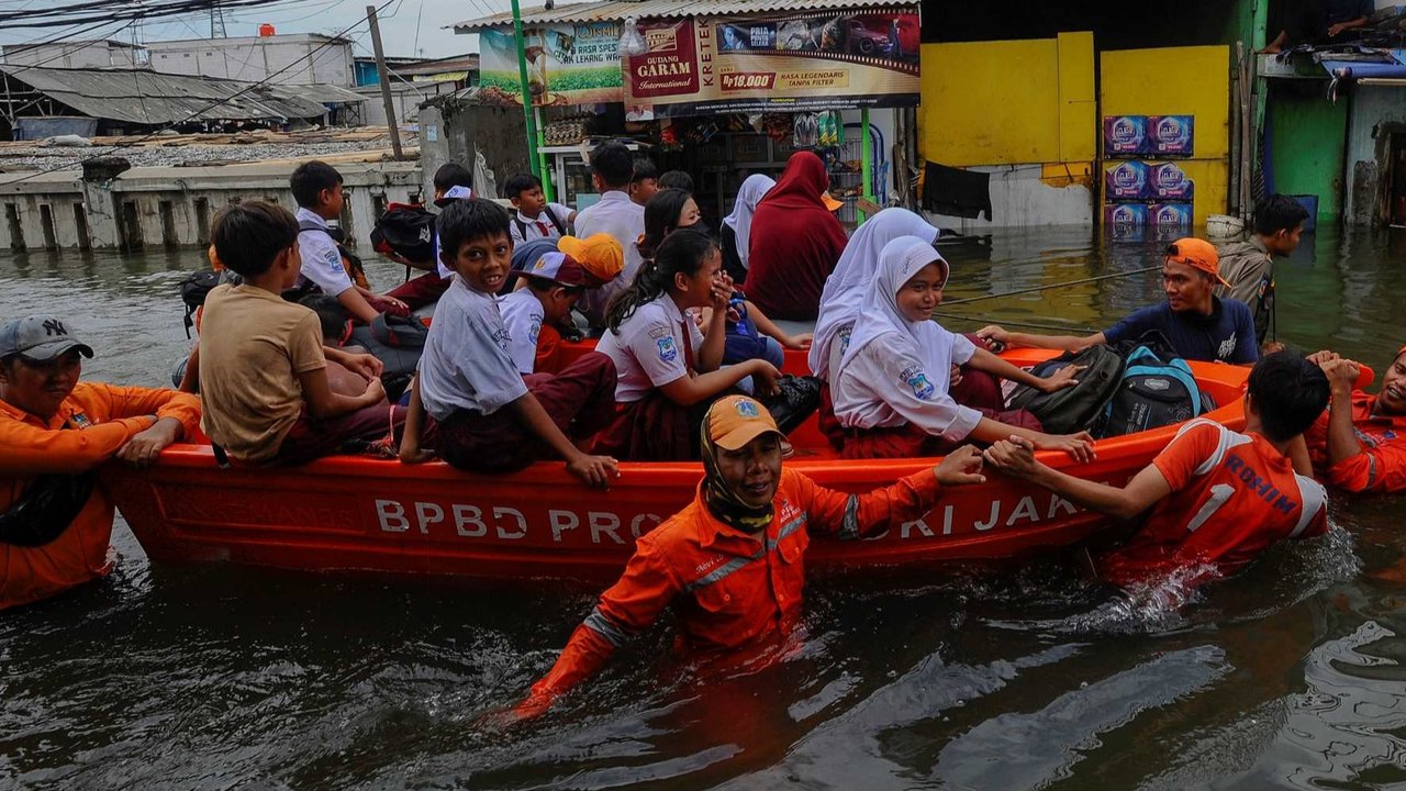 FOTO: Nestapa Warga Muara Angke Sudah Empat Hari Dikepung Banjir Rob, Kini Tingginya Capai 1,3 Meter