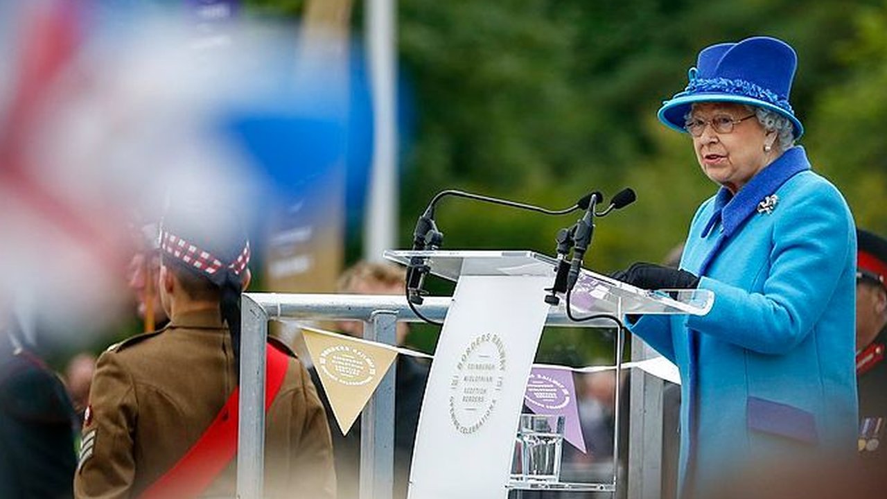 Uang kertas bergambar wajah Raja Charles III mulai beredar di Inggris, setelah 70 tahun memakai potret Ratu Elizabeth II.