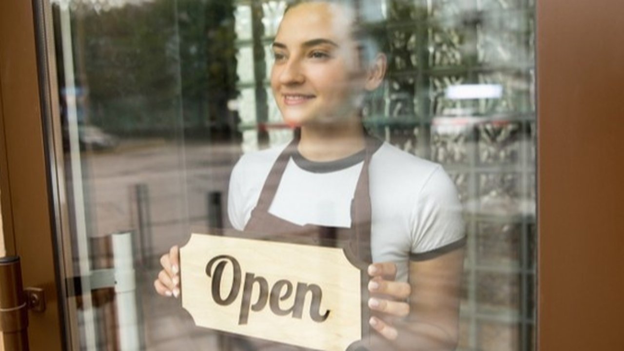 Pramuniaga (sumber: freepik)