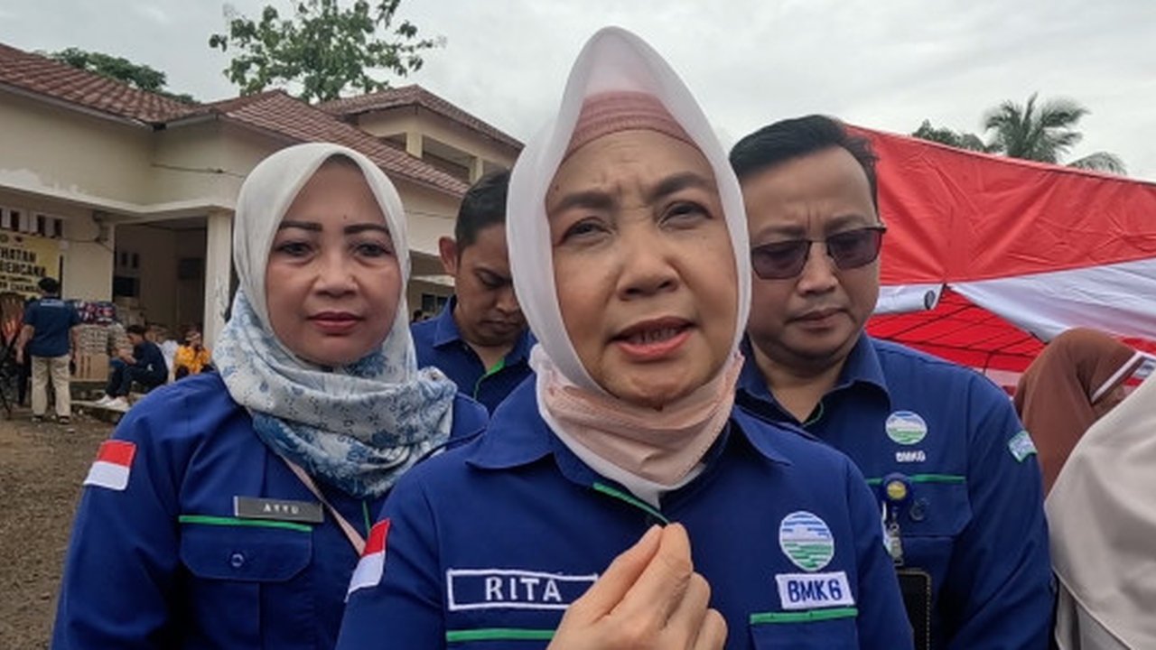 ANTARA -&nbsp; Kepala Badan Meteorologi, Klimatologi, dan Geofisika (BMKG), Dwikorita Karnawati pada Jumat (6/12) mengatakan bahwa bibit siklon baru terbentuk ...