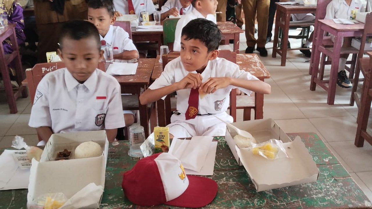 Uji Coba Makan Siang Gratis Rp10.000 di Buru Selatan, Ini Penampakan Menunya