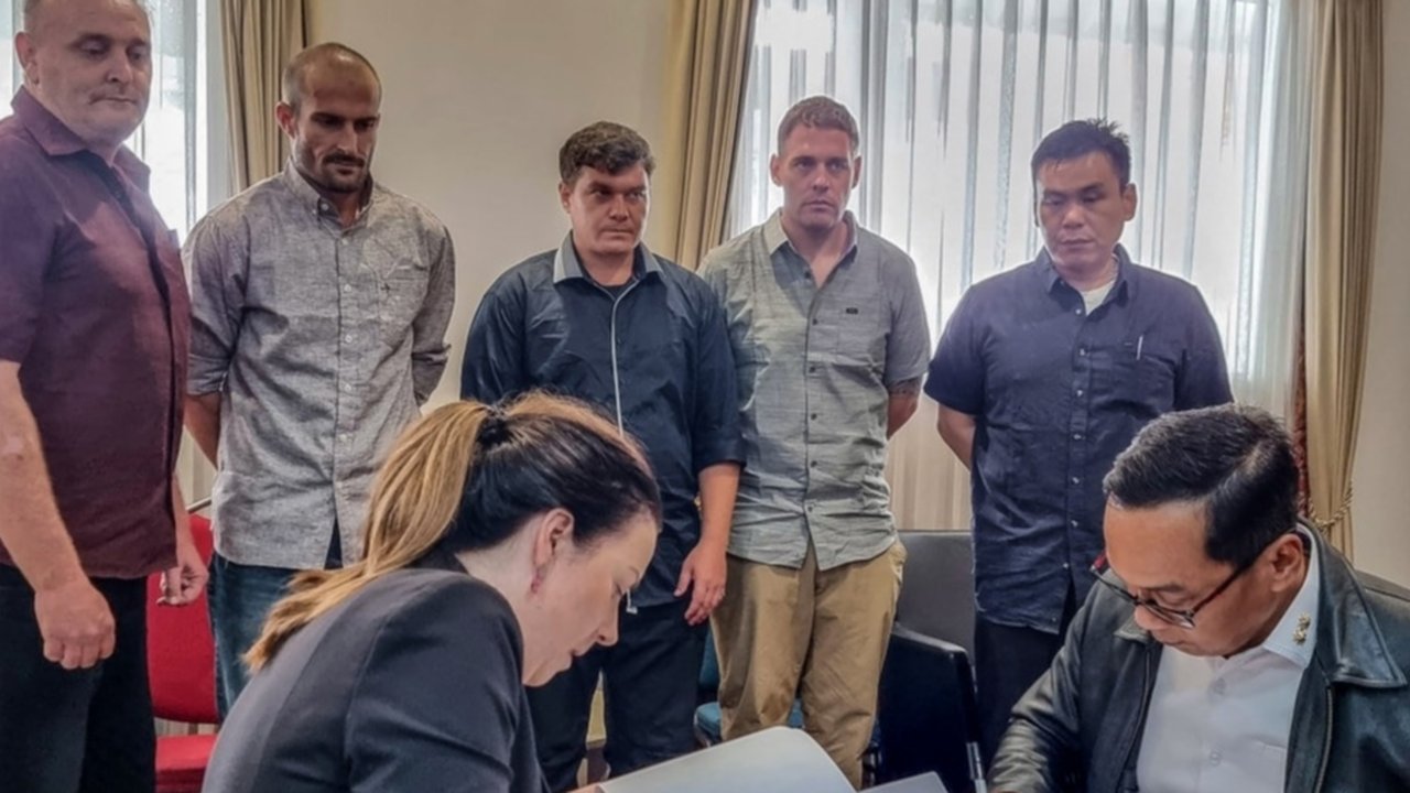 Perdana Menteri Australia Anthony Albanese mengatakan tidak ada kesepakatan ganti rugi yang dicapai dengan Indonesia untuk membebaskan lima napi kasus narkoba “Bali Nine”.
Saat berbicara kepada media lokal di Sydney, Senin (16/12), Albanese mengatakan bahwa “setelah 19 tahun di penjara...