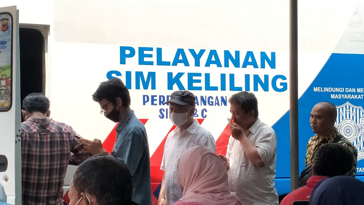Warga mengantre selama proses perpanjang SIM A dan SIM C saat Pelayanan SIM Keliling di Plaza Jambu Dua, Kota Bogor, Sabtu (5/11/2022). Polresta Bogor Kota telah mempersiapkan beberapa titik lokasi pelayanan di wilayah Kota Bogor, warga hanya perlu membawa SIM A/C asli yang hendak diperpanjang masa berlakunya dan menyertakan fotocopy E-KTP. (Liputan6.com/Magang/Aida Nuralifa)