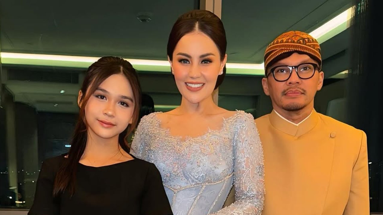 7 Potret Jennifer Dunn saat Kondangan, Tampil Elegan - Perlihatkan Kebersamaan dengan Anak dan Suami