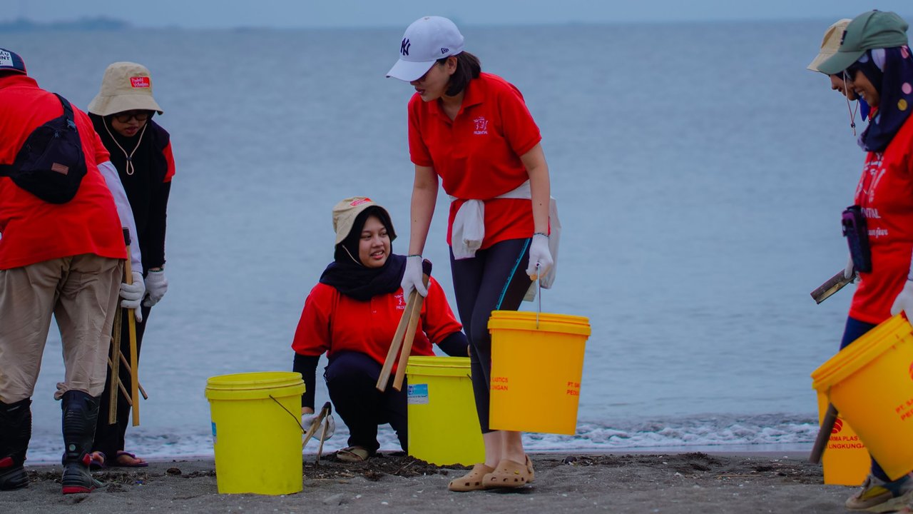 FOTO: Aksi Relawan Bersih-Bersih Pantai Tanjung Pasir, Kumpulkan Sampah Ratusan Kilogram