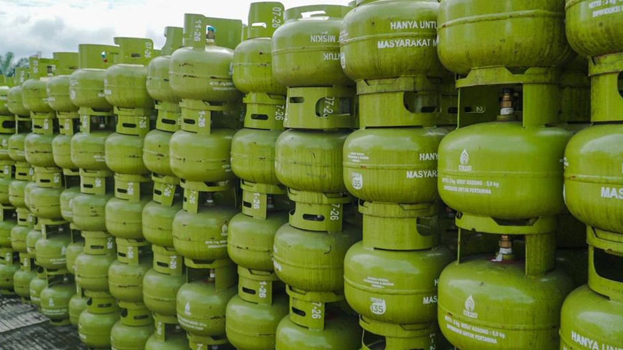 Pertamina melalui anak usahanya, PT Pertamina Patra Niaga menambah pasokan LPG 3 kg sebanyak 22.087 Metrik Ton atau setara dengan 7.36 juta tabung. Tambahan pasokan LPG 3 kg ini dilakukan untuk mengantisipasi peningkatan kebutuhan masyarakat di Lebaran 2024. (Dok. Pertamina)