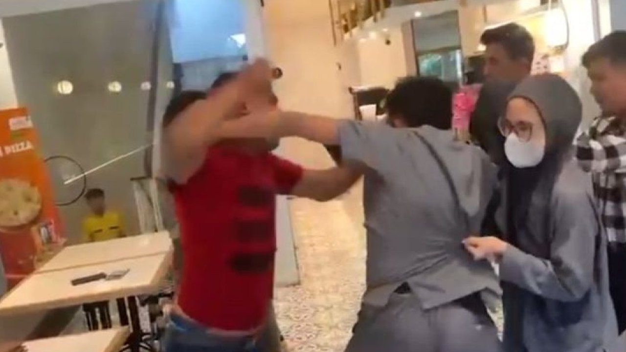 Kepolisian Daerah Sumatera Selatan menangani kasus penganiayaan terhadap seorang dokter koas di sebuah kafe di Kota Palembang yang videonya ramai di media ...