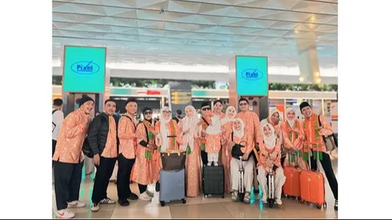 Ayu Ting Ting dan Bilqis berangkat umrah di akhir tahun bareng keluarga. (sumber: Instagram/ayutingting92)