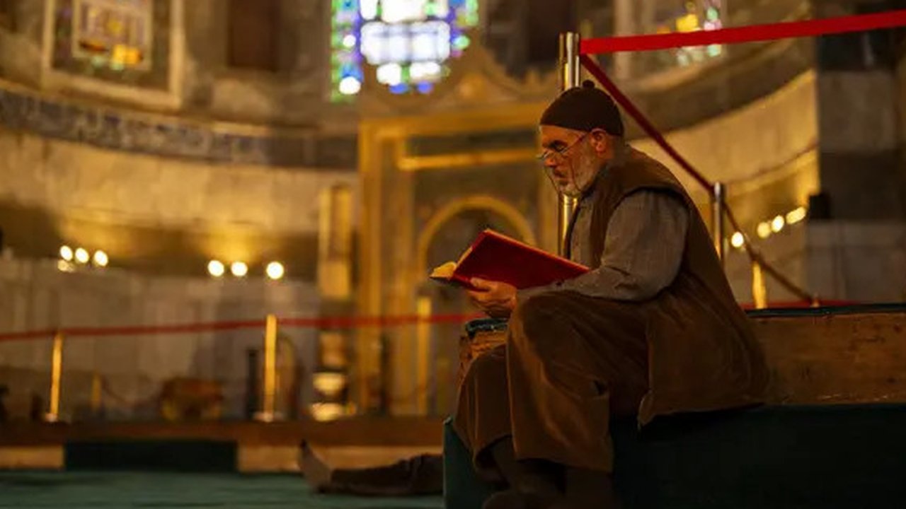 Seorang umat Muslim membaca Al-Quran, kitab paling suci umat Islam, selama bulan suci Ramadhan di masjid Hagia Sophia di Istanbul, Turki, Selasa, 12 Maret 2024. (AP Photo/Francisco Seco)