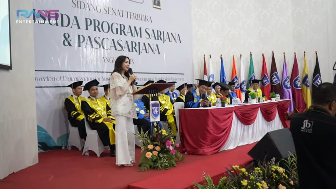 Nagita Slavina Kaget Tiba-tiba Diminta Kata Sambutan saat Wisuda Lala
