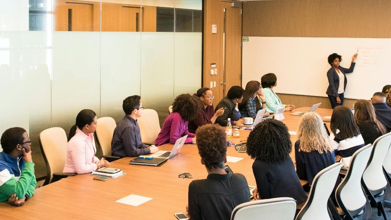 25 Kalimat Pembuka Presentasi yang Lucu, Bisa Cairkan Suasana