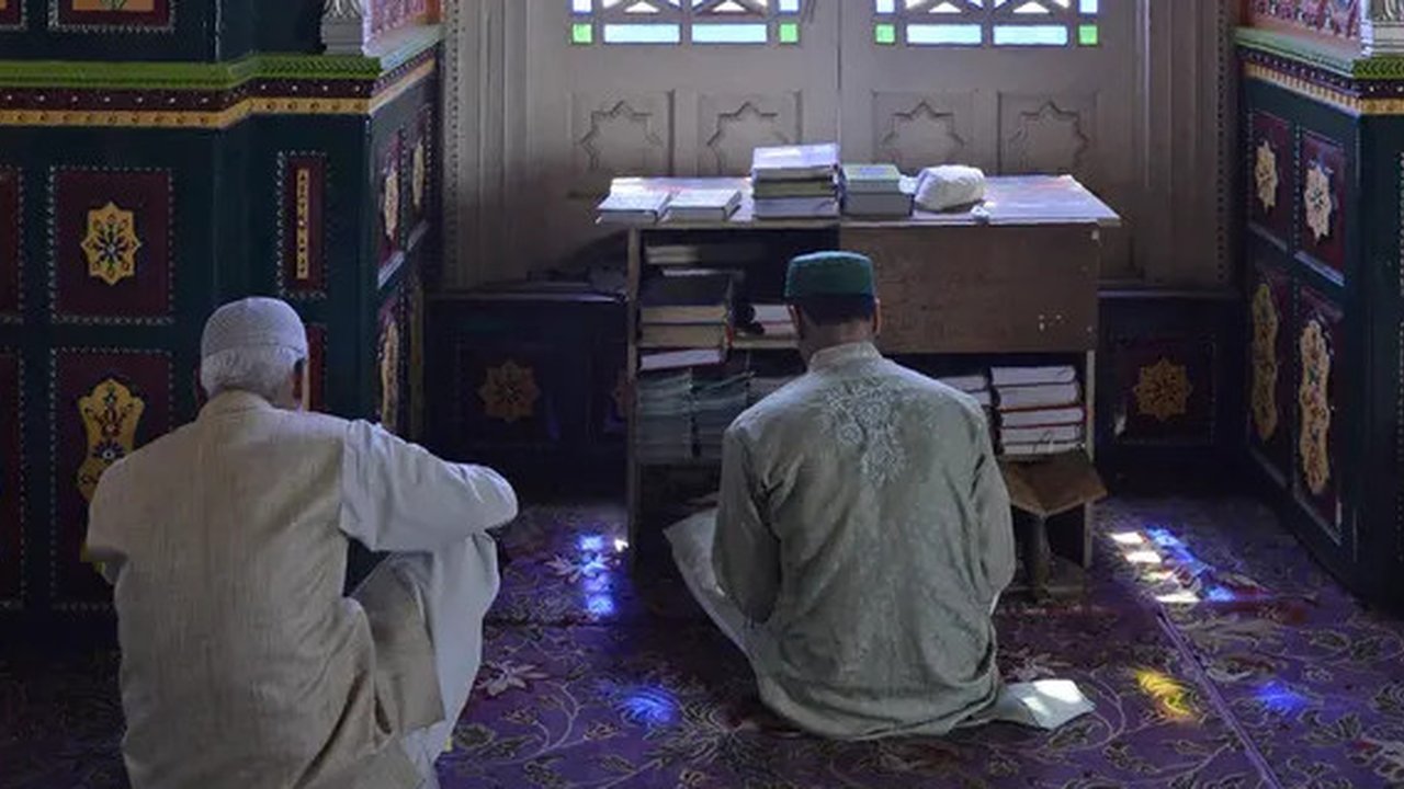 Muslim Kashmir berdoa saat ziarah ke makam Syekh Abdul Qadir Jaelani saat bulan Ramadan di pusat kota Srinagar, Kashmir (24/5). Syekh Abdul Qadir Jaelani lahir pada 1 Ramadan di 470 H. (AFP/T