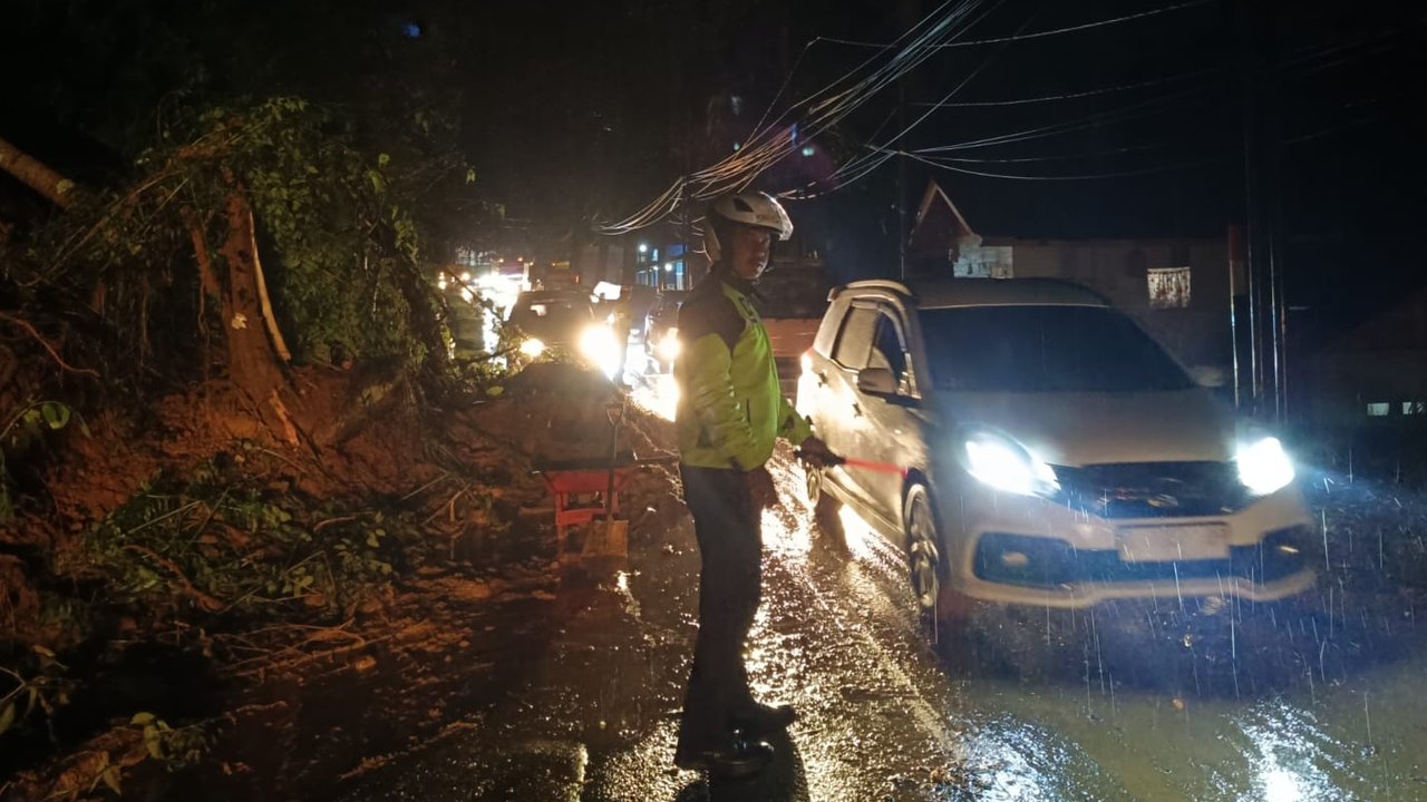 Jalur Garut-Tasik Tertutup Longsor