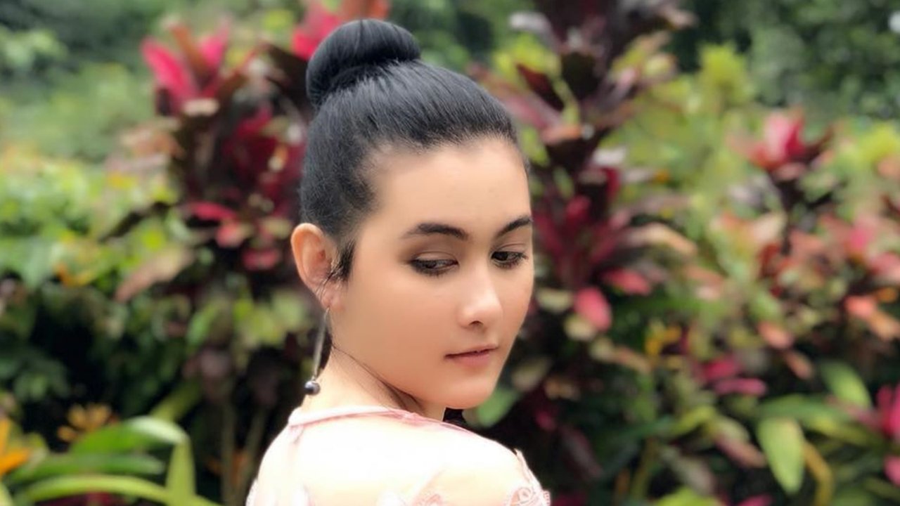 Perempuan keturunan Inggris-Indonesia memang pintar dalam berpose. Saat berpose di taman dengan banyak bunga-bunga, ia tampil menawan dengan pakaian warna pink. Gaya cantiknya saat candid ini menjadi sorotan publik. (Liputan6.com/IG/@talithacurtis_)