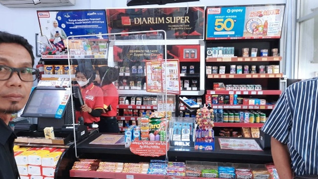 Gerai Alfamart di Pekanbaru yang menjadi sasaran perampok bersenjata api. (Liputan6.com/M Syukur)
