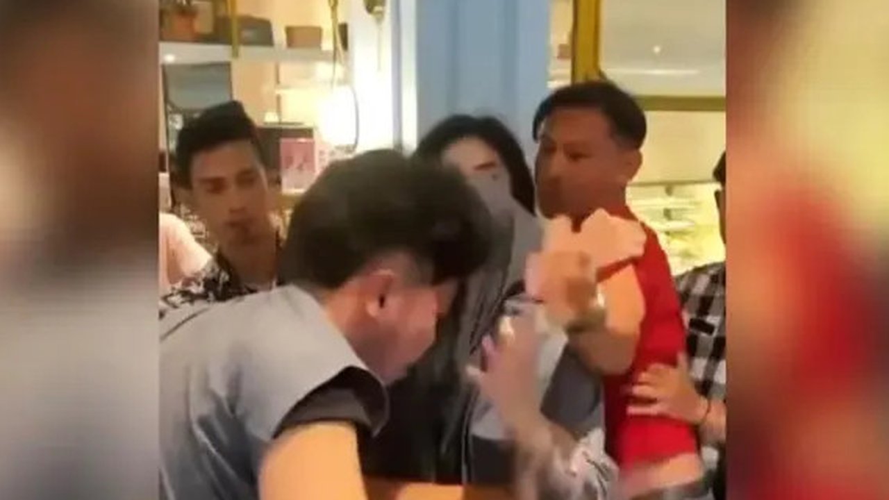 Tangkapan layar video penganiayaan yang dilakukan DT ke dokter muda Unsri yang juga koas di RS Siti Fatimah Palembang Sumsel (Dok. tangkapan layar Instagram @plglippx / Nefri Inge)