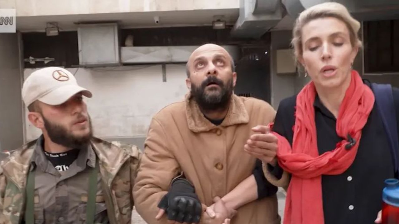 Jurnalis CNN,  Clarissa Ward, yang menggiring keluar seorang tahanan Suriah dari penjara.