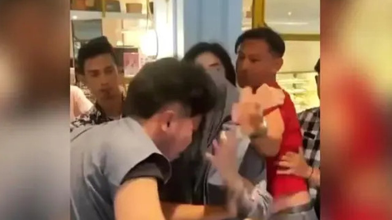 Tangkapan layar video penganiayaan yang dilakukan DT ke dokter muda Unsri yang juga koas di RS Siti Fatimah Palembang Sumsel (Dok. tangkapan layar Instagram @plglippx / Nefri Inge)