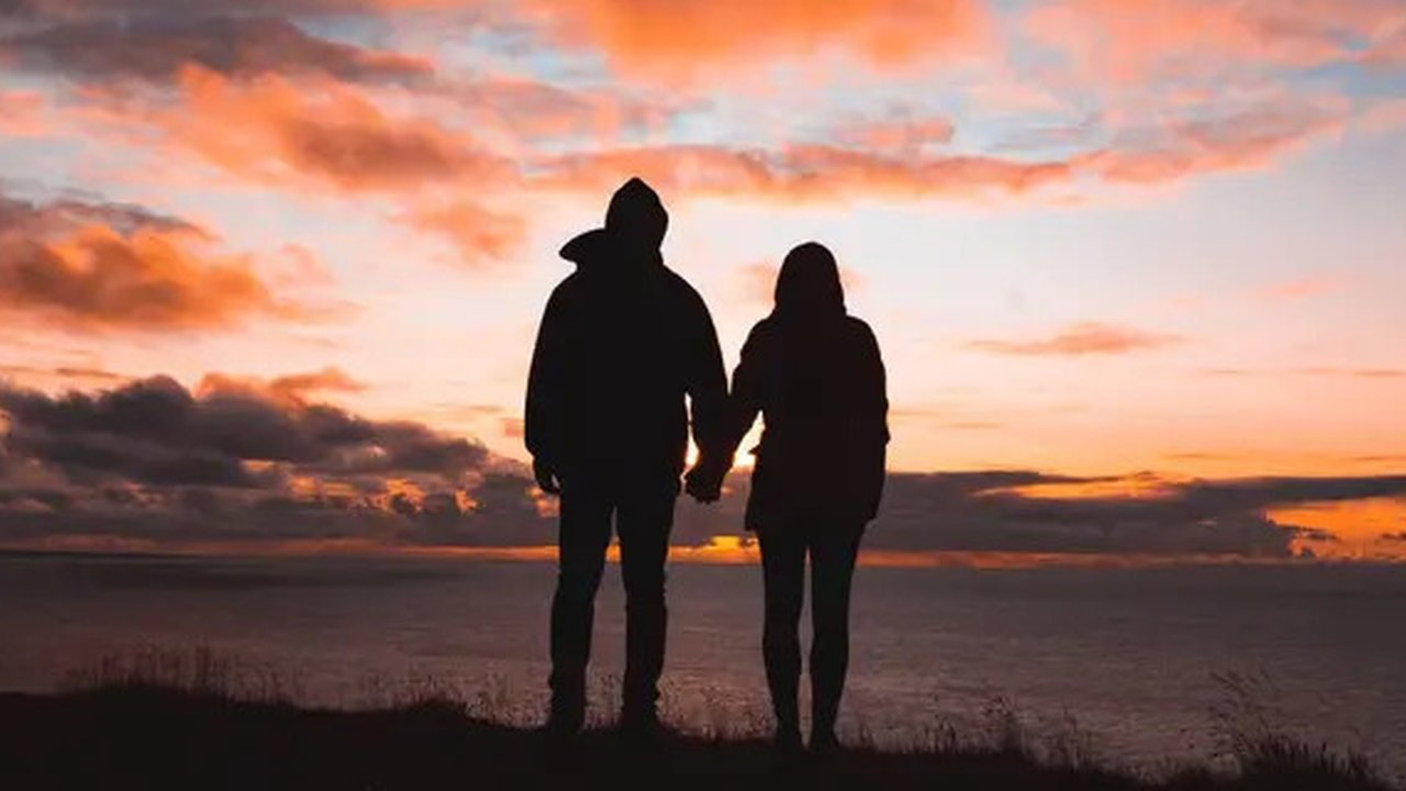 Ilustrasi pasangan cinta, romantis, pacaran, kencan. (Photo by Vladimir Kudinov on Unsplash)