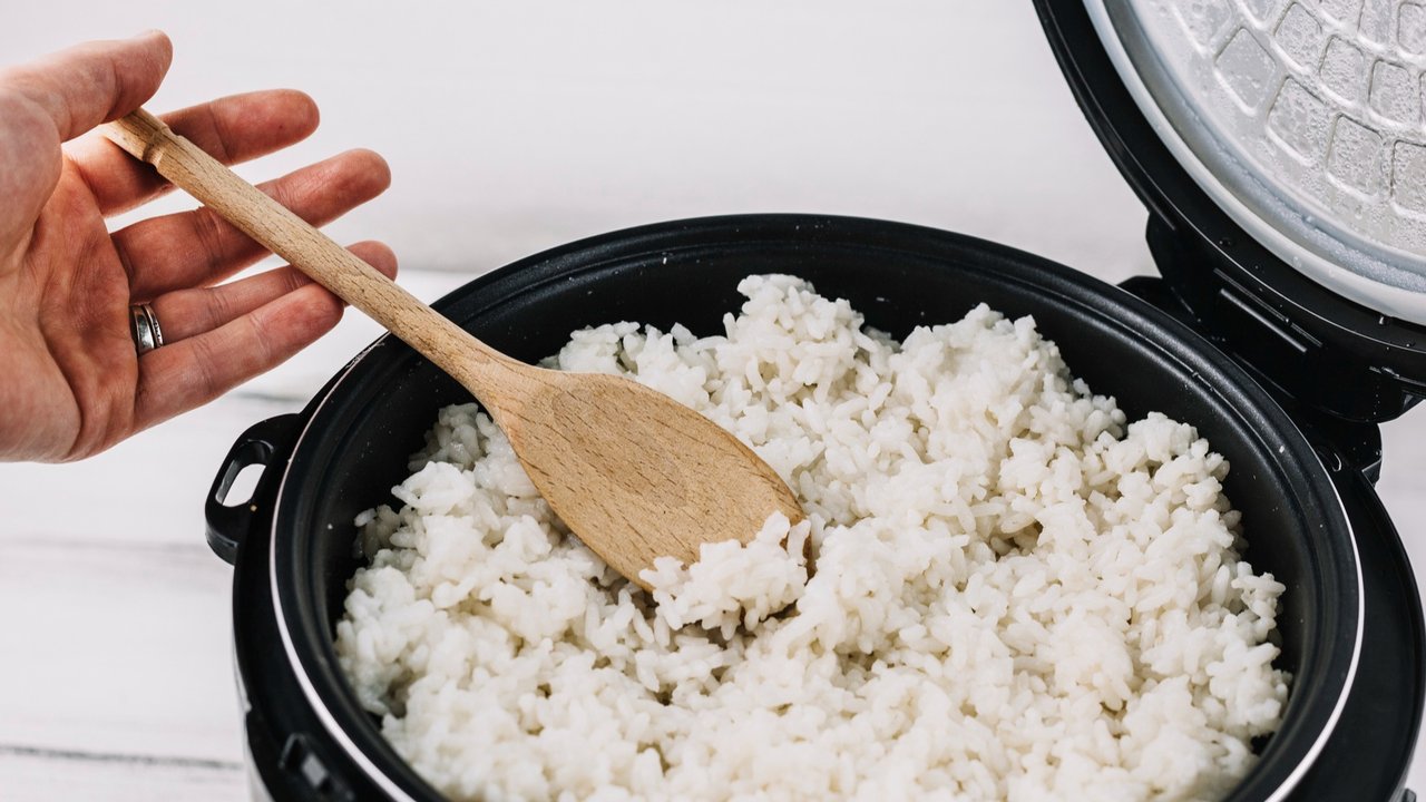 Ilustrasi nasi di rice cooker.