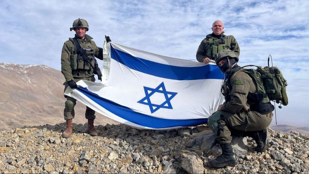 Pasukan penjajah Israel di puncak Gunung Hermon, Suriah.
