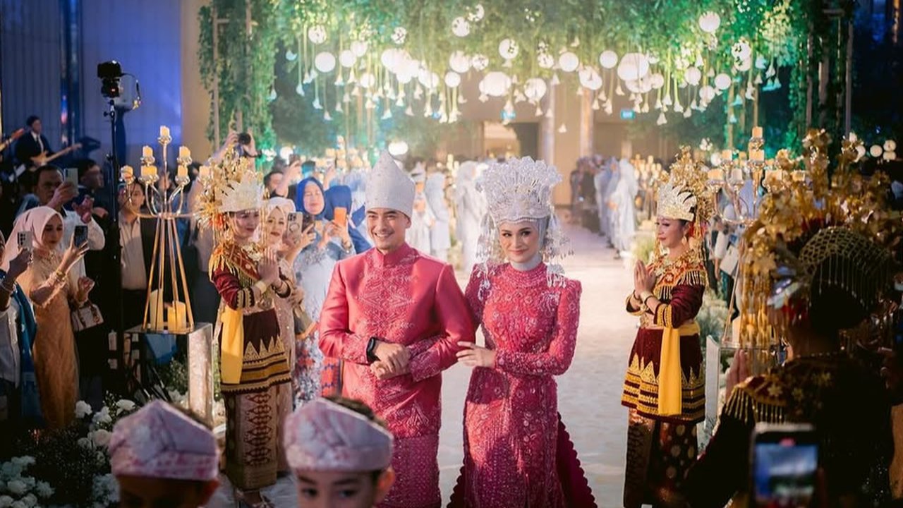 Selama prosesi jalan ke pelaminan, Zumi dan Putri saling bertatapan mesra. Sesekali Zumi mencium tangan sang istri dengan penuh cinta.
