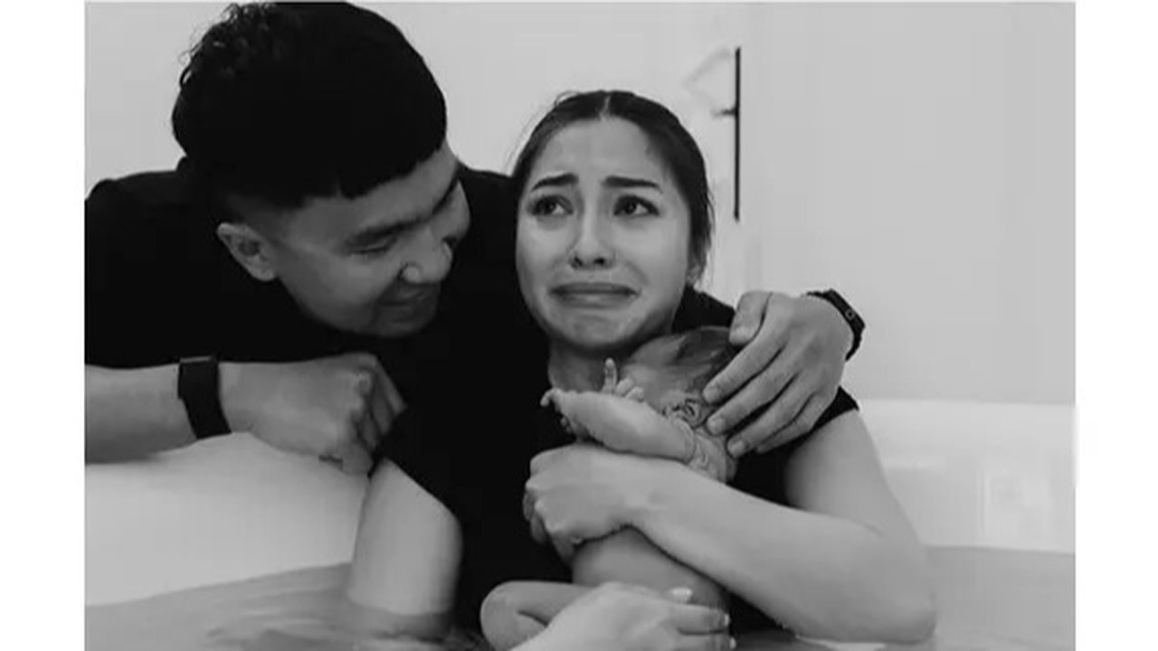 Artis Ini Melahirkan dengan Metode Water Birth. (Sumber: Instagram/nikitawillyofficial94/mrssharena)
