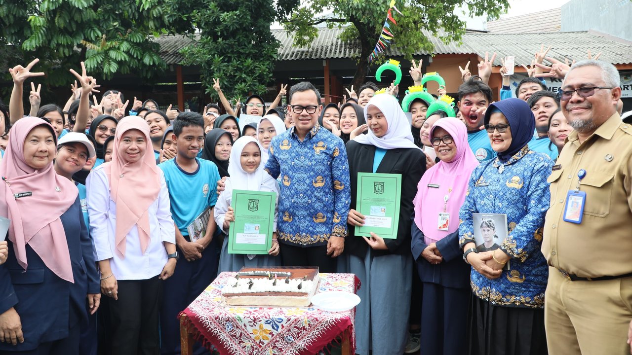 Wamendagri Bima Arya menyerahkan KTP kepada siswa yang telah berusia 17 tahun di SMAN 34 Pondok Labu