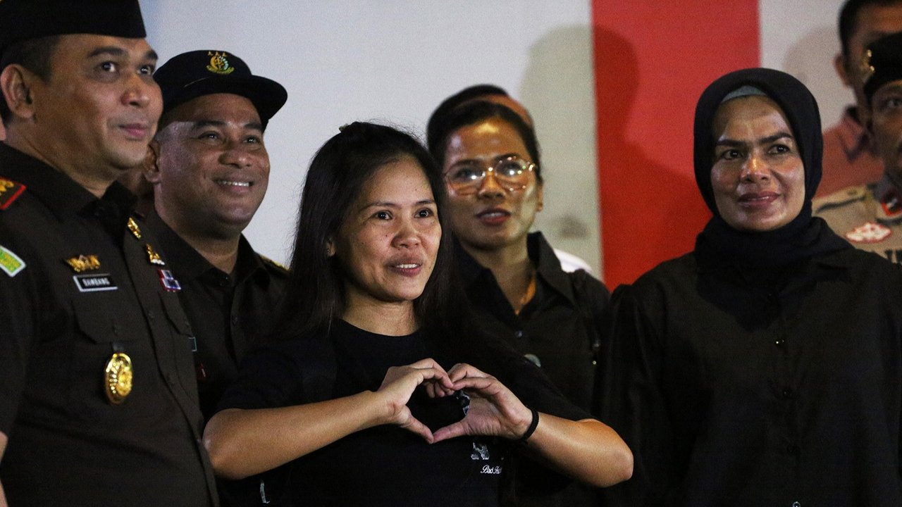 Terpidana mati kasus penyelundupan narkotika, Mary Jane Veloso saat  keluar dari Lembaga Pemasyarakatan Perempuan Kelas II A, Pondok Bambu, Jakarta Timur, Selasa (17/12/2024). Mary Jane dikeluarkan dari Lapas Perempuan IIB Yogyakarta dan akan dipulangkan ke negara asal, Filipina, melalui Bandara Soekarno-Hatta, Tangerang, Banten pada Rabu dini hari nantii.
