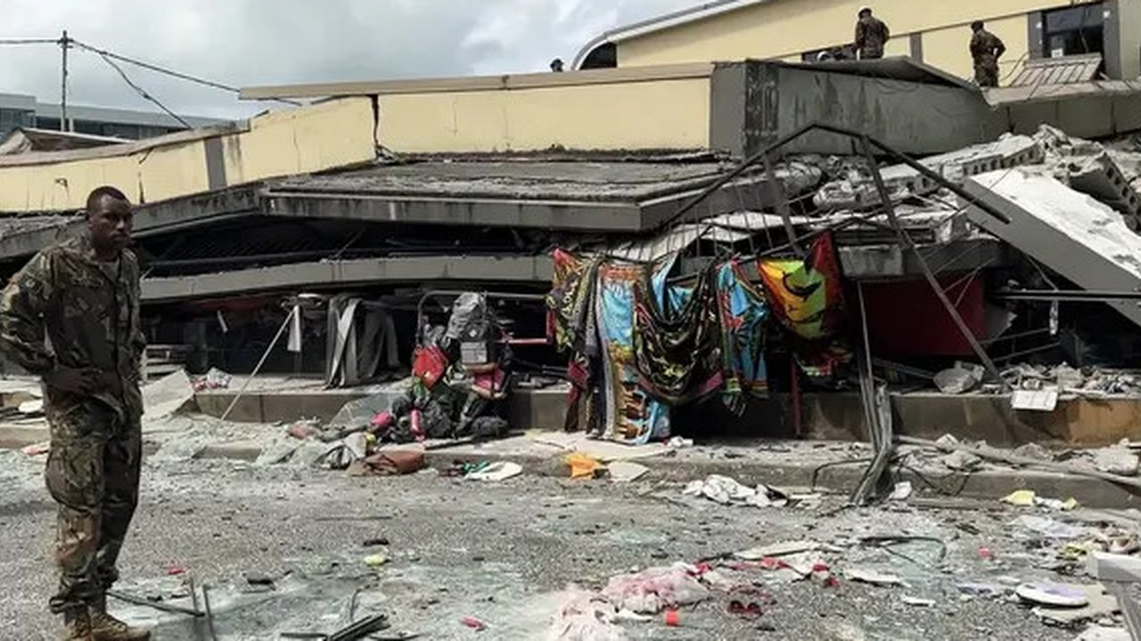 Bangunan rusak parah yang menampung kedutaan besar Amerika Serikat, Inggris, Prancis, dan Selandia Baru setelah gempa bumi dahsyat melanda Port Vila, ibu kota Vanuatu, pada 17 Desember 2024.