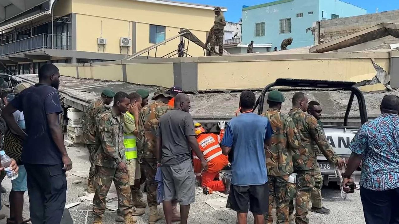 Bangunan rusak parah yang menampung kedutaan besar Amerika Serikat, Inggris, Prancis, dan Selandia Baru setelah gempa bumi dahsyat melanda Port Vila, ibu kota Vanuatu, pada 17 Desember 2024.