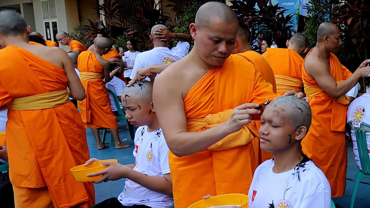 Sejumlah Bikkhu mencukur rambut Samanera (calon Bikkhu) saat ritual potong rambut dalam rangkaian Pabbajja Samanera Sementara di Perguruan Buddhi Dharma, Kota Tangerang, Banten, Rabu (18/12/2024).