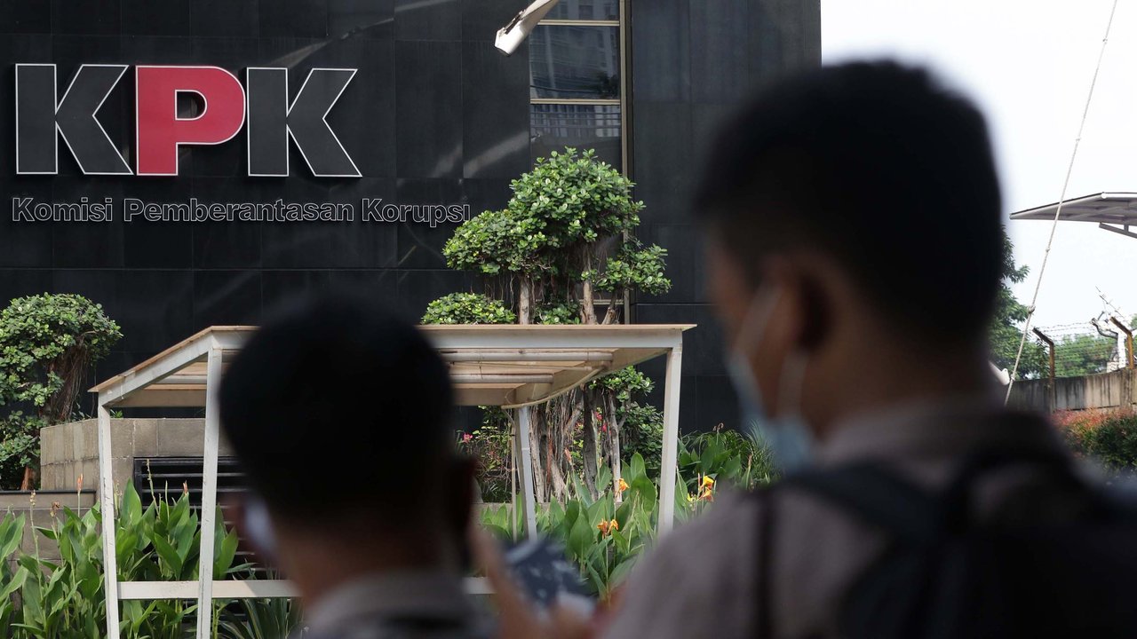 Petugas kepolisian bersiaga di jalan Kuningan Persada sekitar depan Gedung Merah Putih KPK, Jakarta, Selasa (1/6/2021). Pengamanan gedung KPK dan sekitarnya diperketat terkait upacara pelantikan pegawai KPK menjadi Aparatur Sipil Negara. (Liputan6.com/Helmi Fithriansyah)